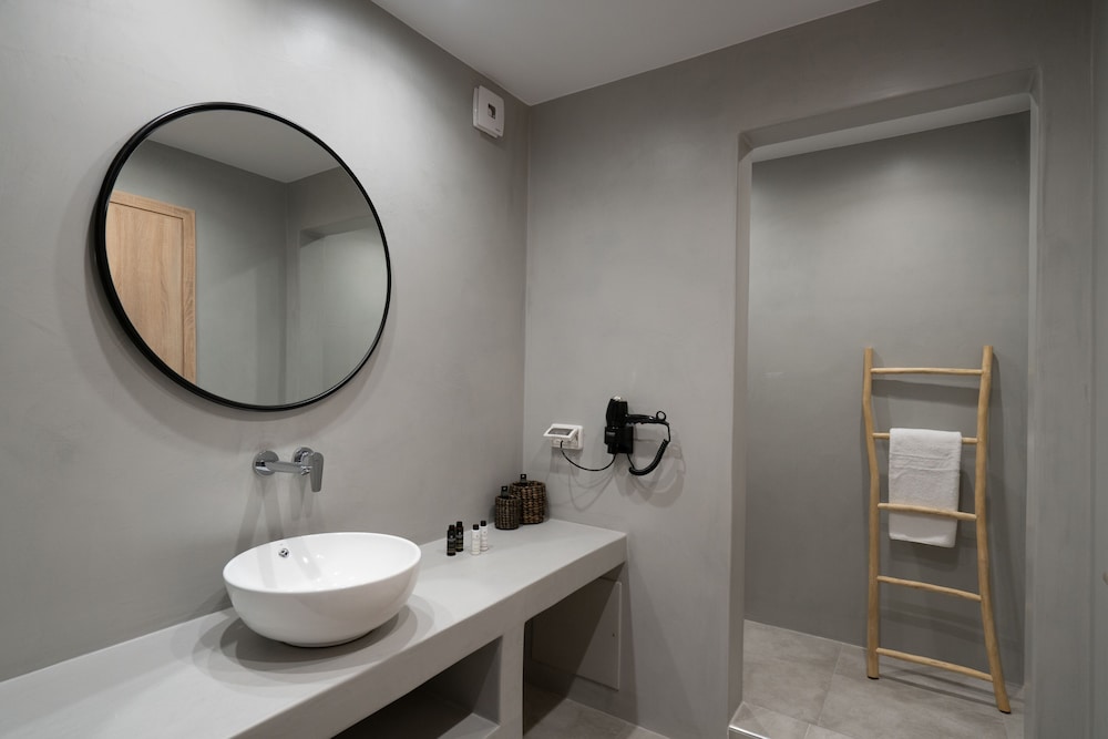 Suite with Outdoor Outdoor Mini Plunge Pool and Caldera View - Photo 4