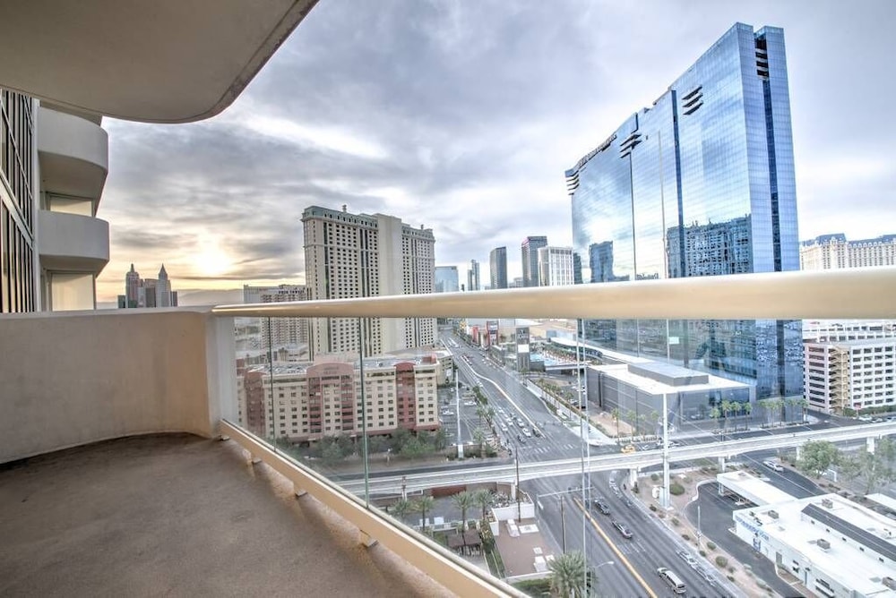 1BR Balcony Suite Strip View - Photo 28