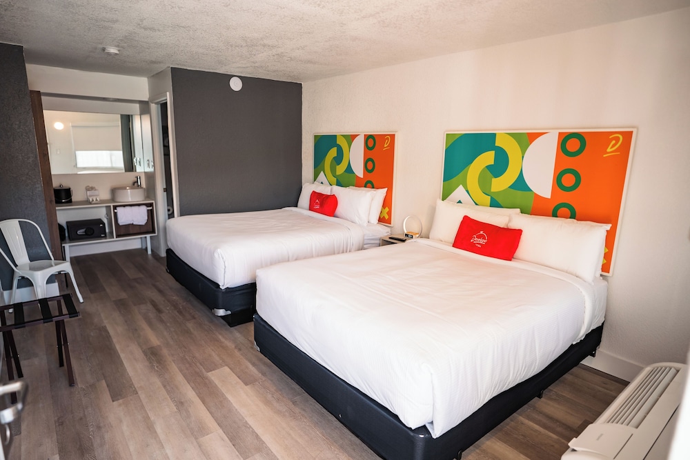 Room, 2 Queen Beds, Non Smoking - Photo 3