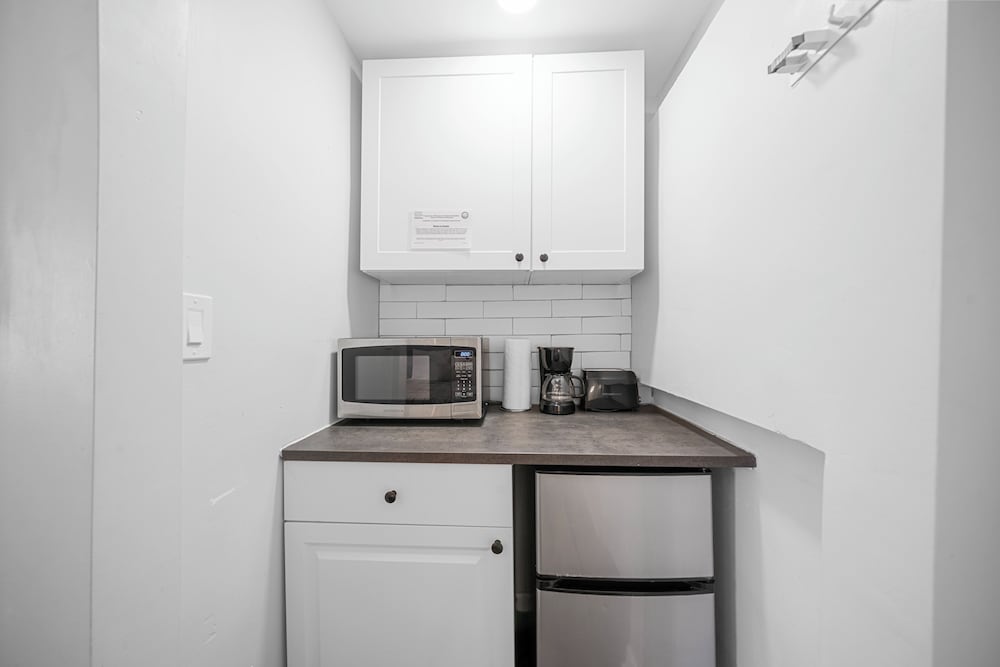 Deluxe Two Queen Beds Studio w/ Kitchenette - Photo 2