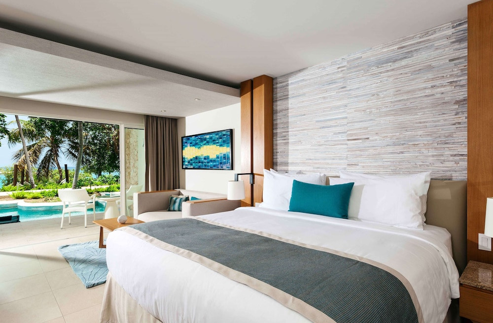 Suite, 1 King Bed, Pool View (swim-out Junior Suite)