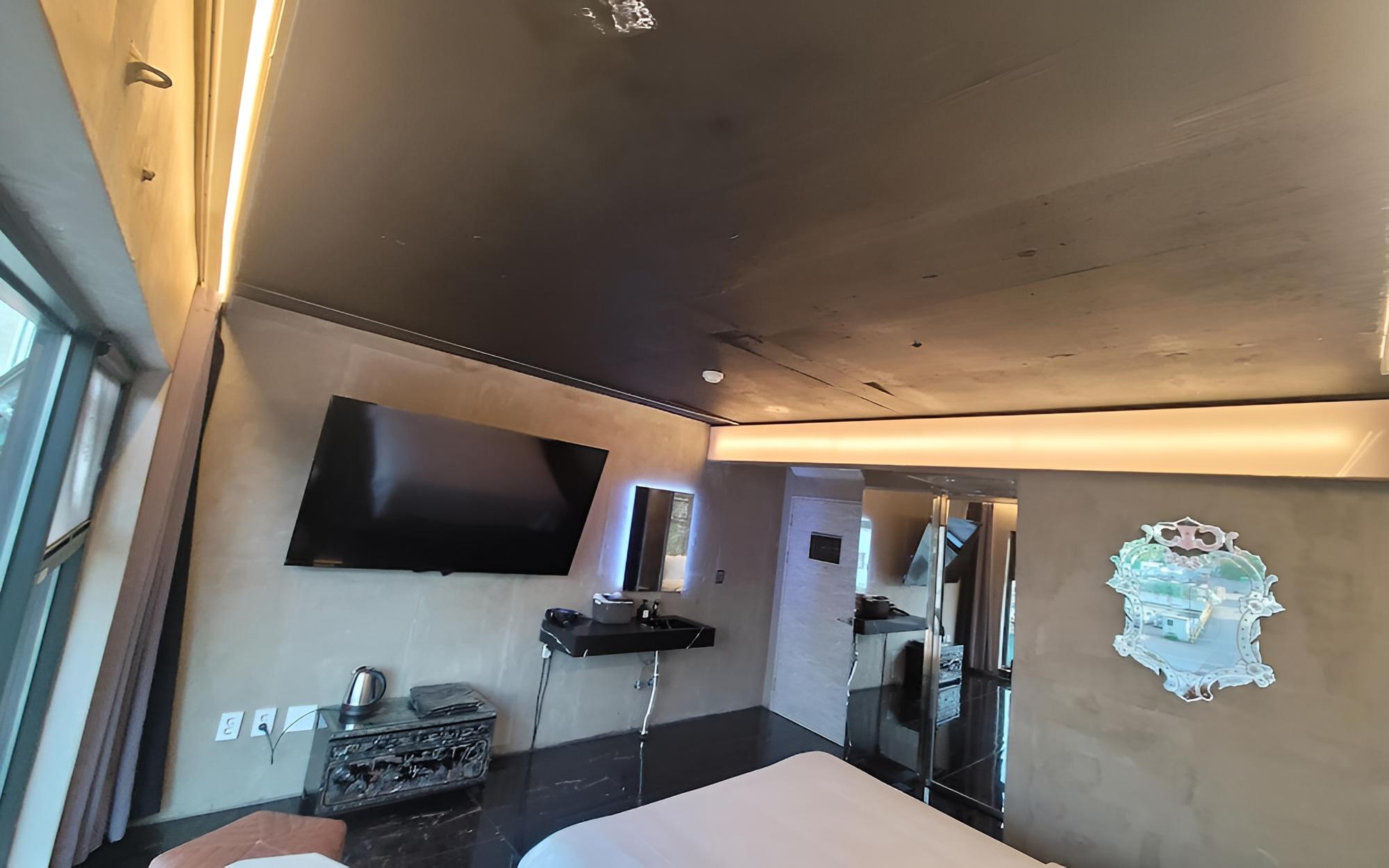 Room (Movie Room (Movie Room 70 inches 75 i) - Photo 2