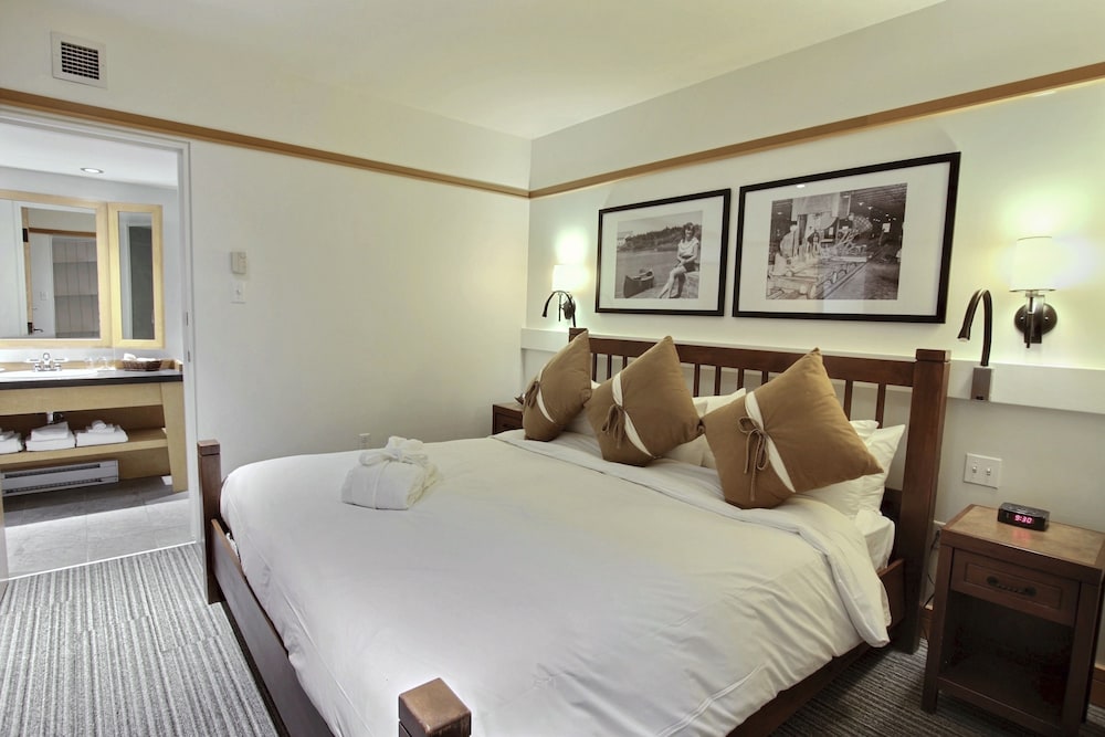 Duchesnay Suite with 1 King Bed & Lake View photo 2