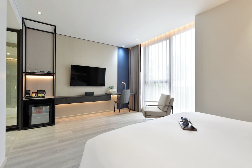 Deluxe Room, 1 King Bed thumbnail 5