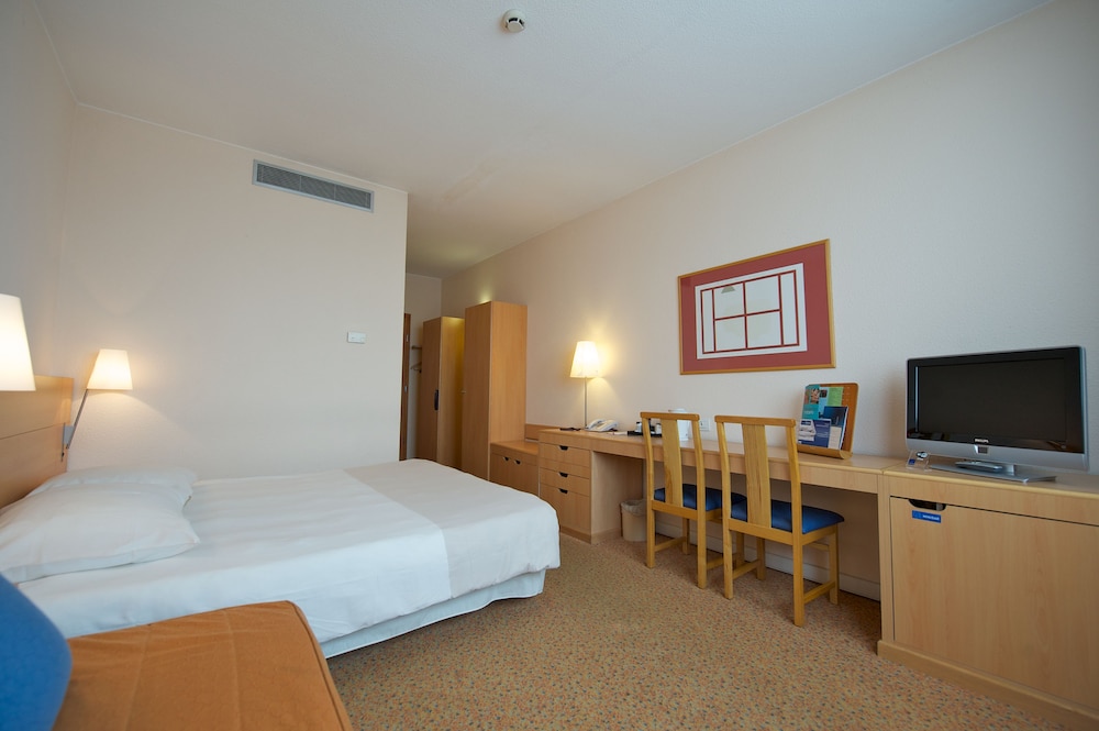 Executive Room, 1 Queen Bed with Sofa bed - Photo 2