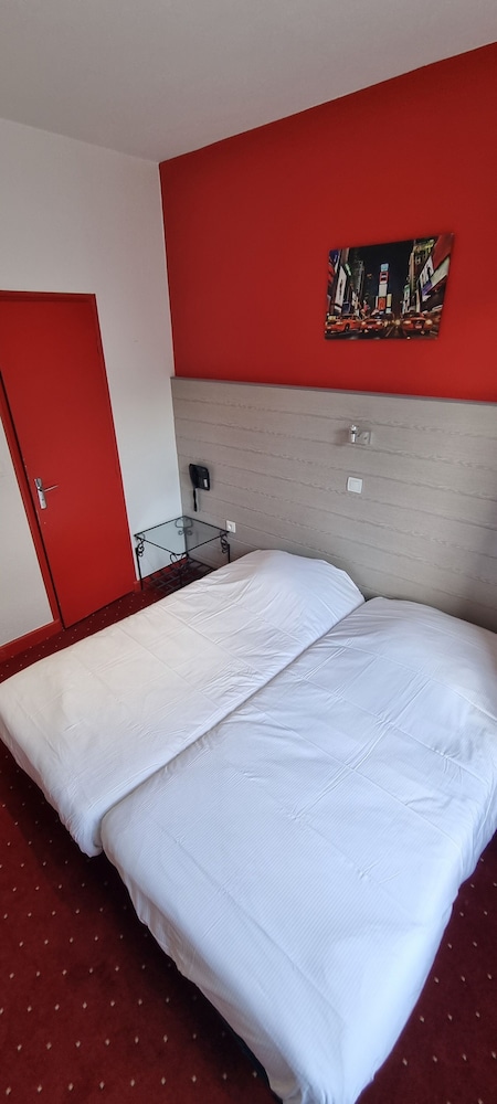 Twin Room with Ensuite Bathroom photo 1