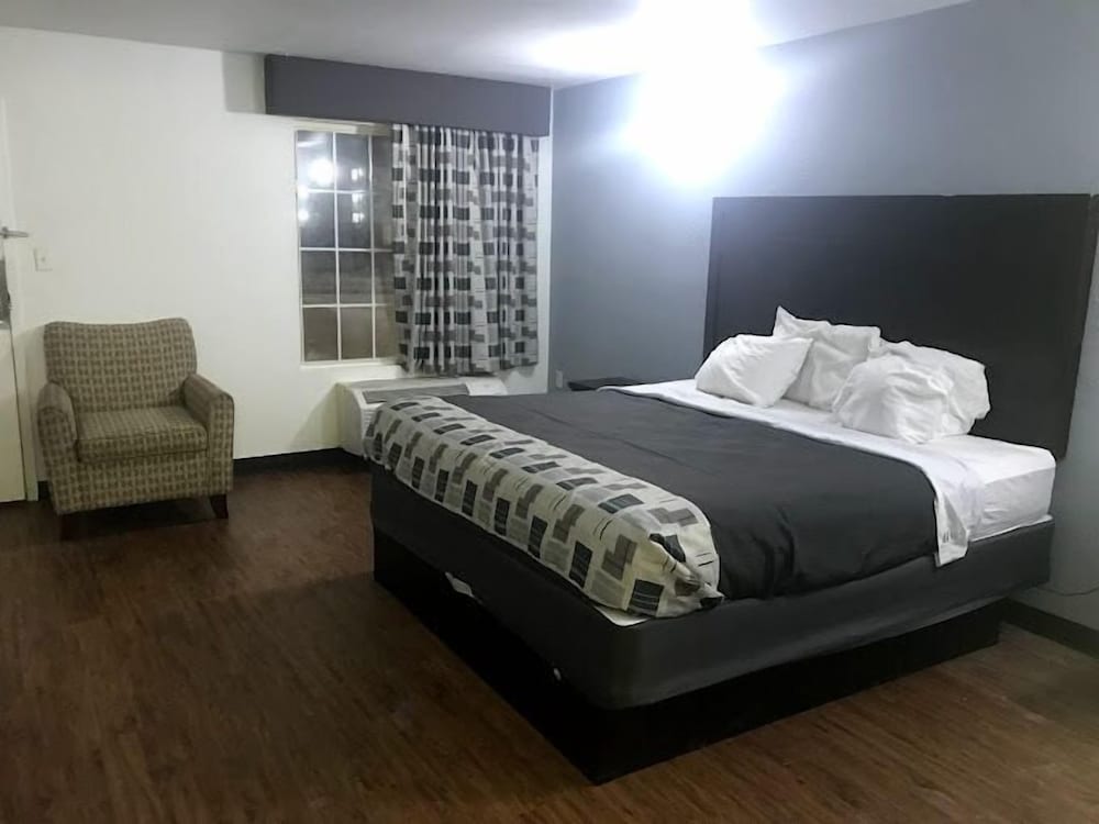 Standard Room, 1 King Bed, Accessible photo 2