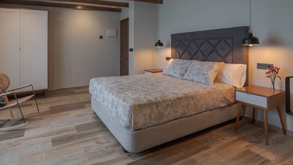Deluxe Room - Photo 8