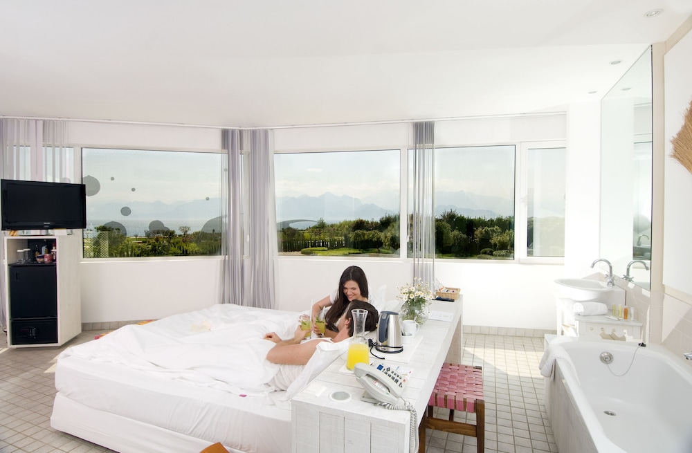 Deluxe Room thumbnail 6