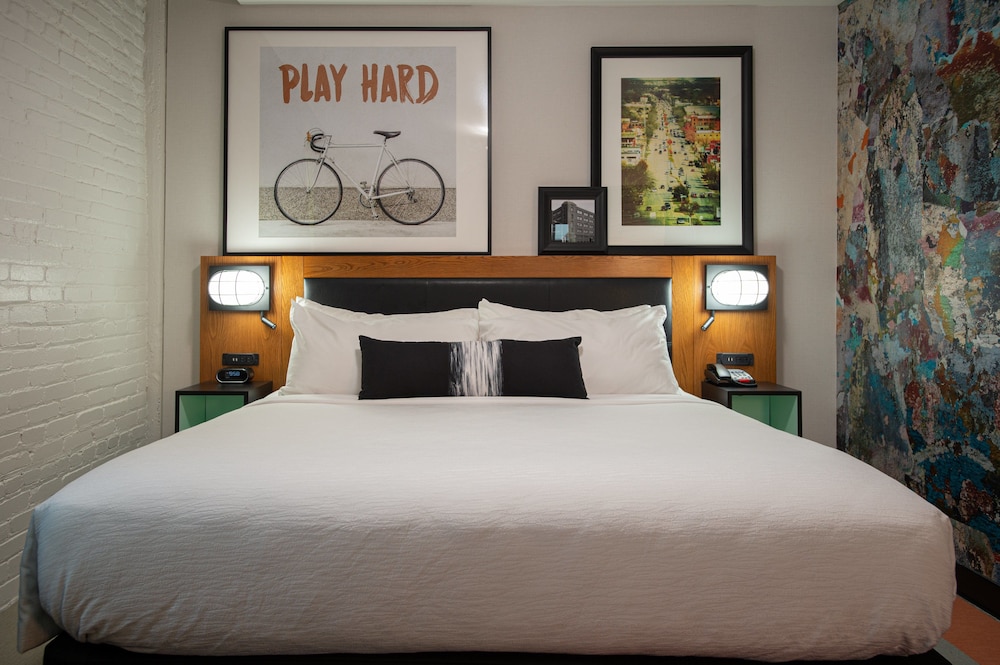 Suite, 1 King Bed, Roll-in Shower (Communications) - Photo 2