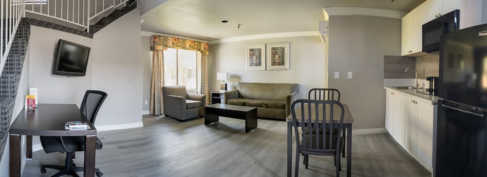 Crown 2 Story Suite With Loft King Bed (extended)