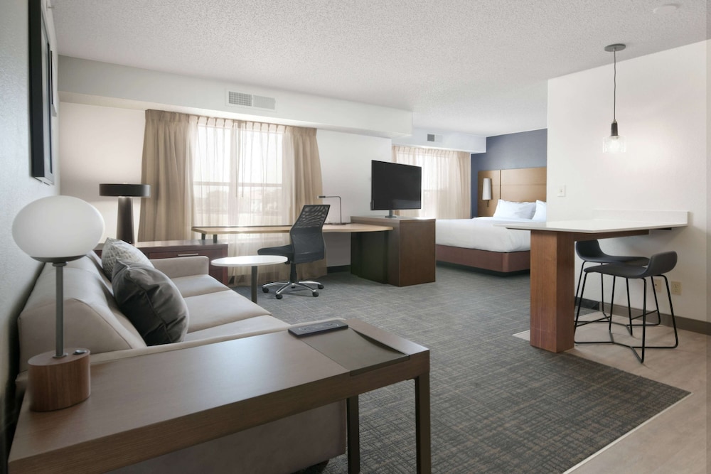 Deluxe Room, 1 King Bed with Sofa bed (Studio) photo 2