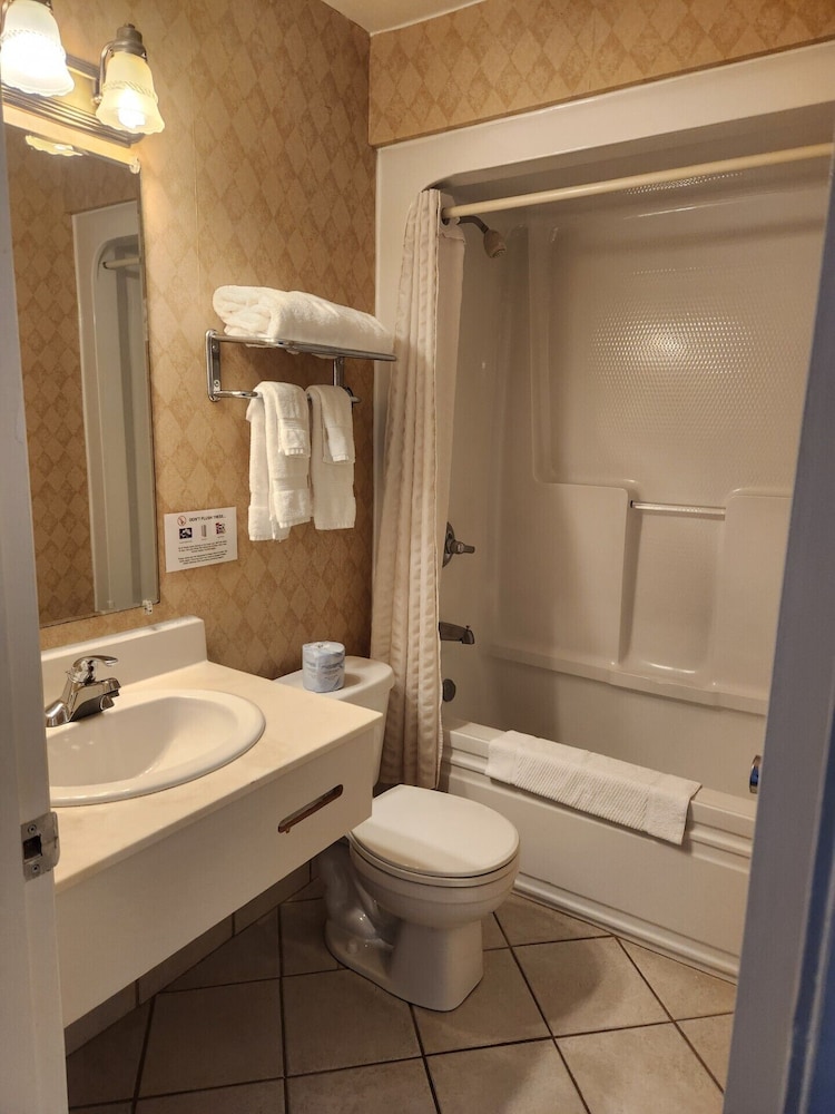 Room, 1 Queen Bed, Non Smoking, Kitchenette (Drive-Up) - Photo 5
