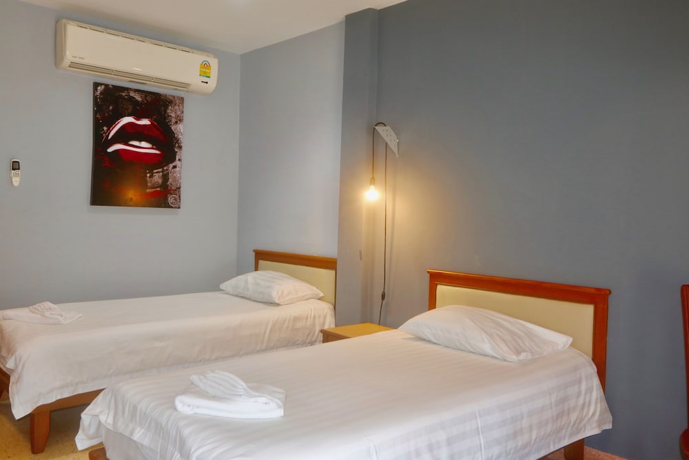 Basic Twin Room, 2 Twin Beds photo 2