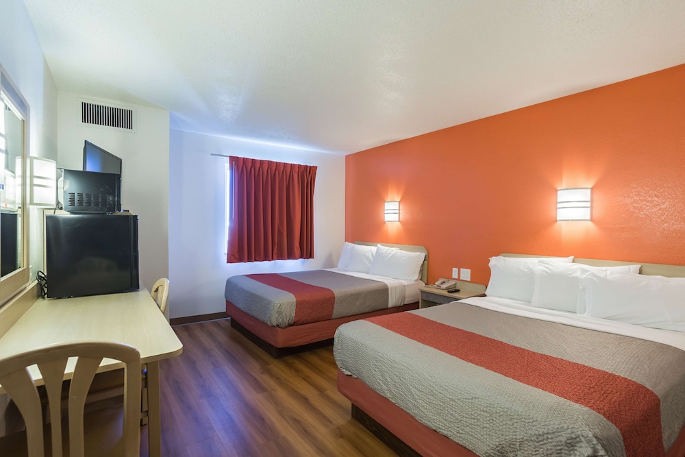 Deluxe Suite, 2 Queen Beds, Non Smoking, Hot Tub photo 2