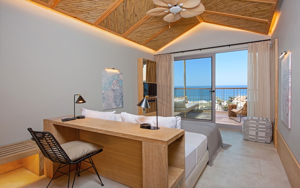 DELUXE SEA VIEW - Photo 1