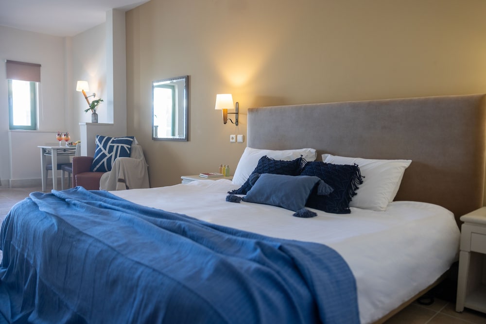 Junior Suite, Beachfront (Sharing Pool -AD) - Photo 1