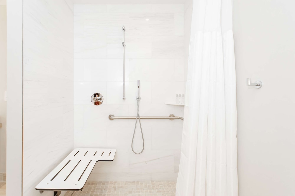 HALL DELUXE 2 QUEEN BED - ADA ROLL-IN SHOWER