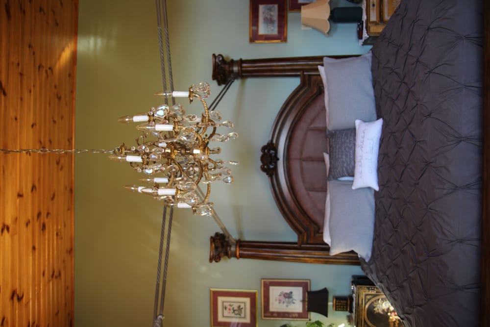 Standard Room, 1 King Bed, Non Smoking, Shared Bathroom (Romantic Room) photo 2