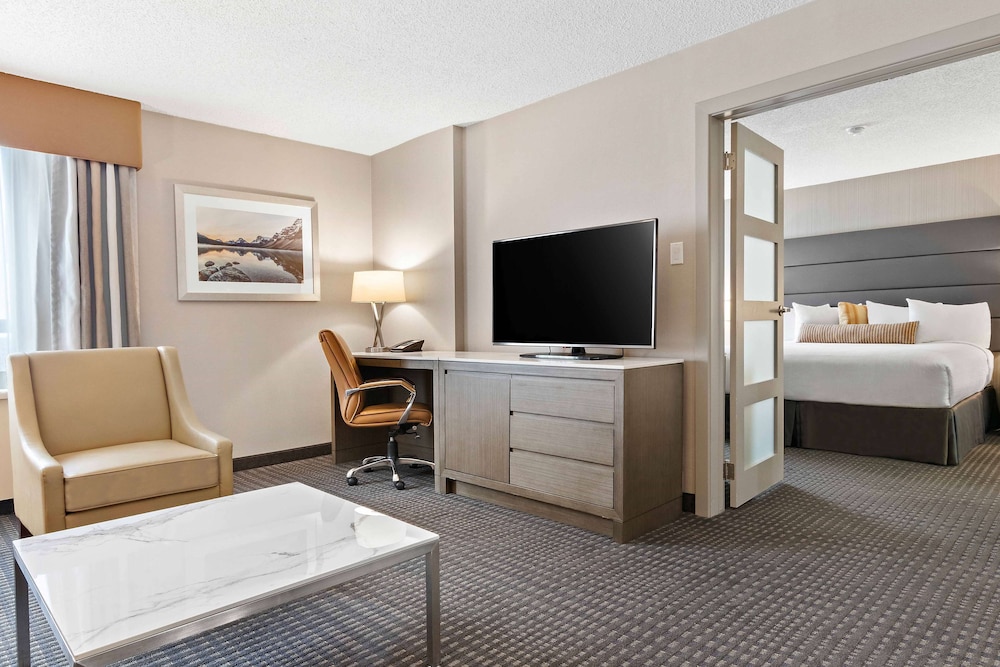 Suite, 1 King Bed with Sofa bed, Non Smoking, Refrigerator & Microwave (with Sofabed) - Photo 3