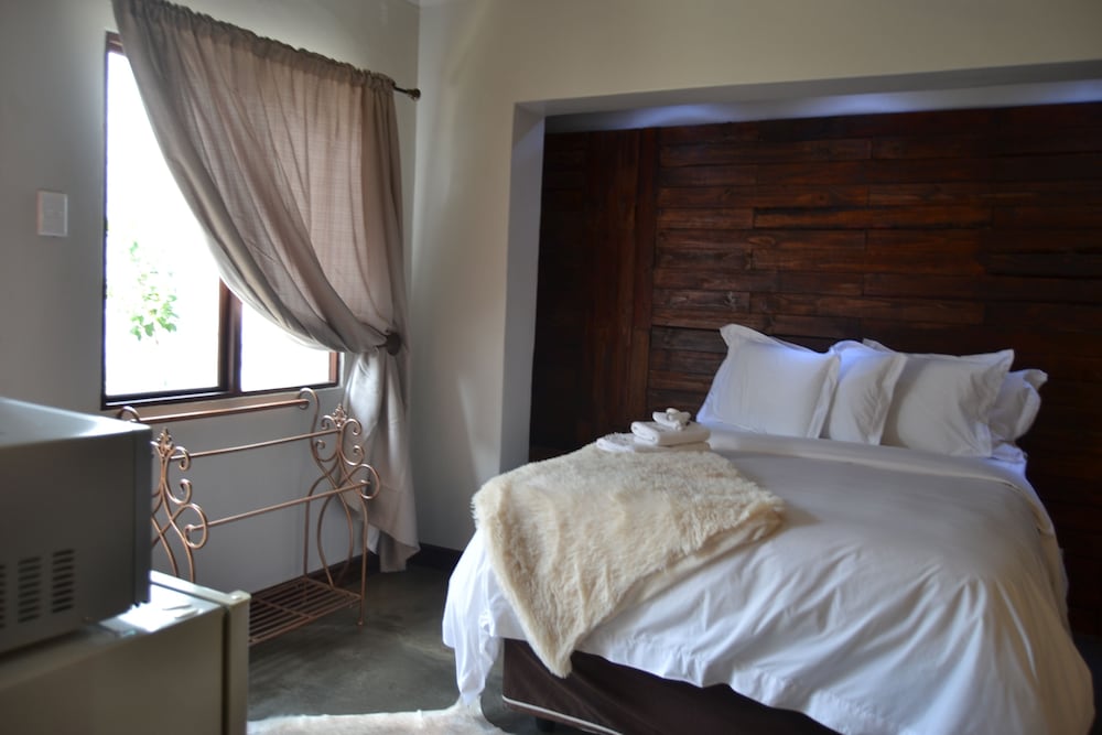 Luxury Double Room, 1 King Bed, Non Smoking, Courtyard View photo 3