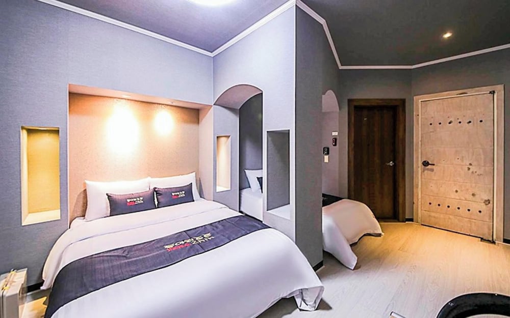 Room ([Motel Building]-Queen + Single Room )