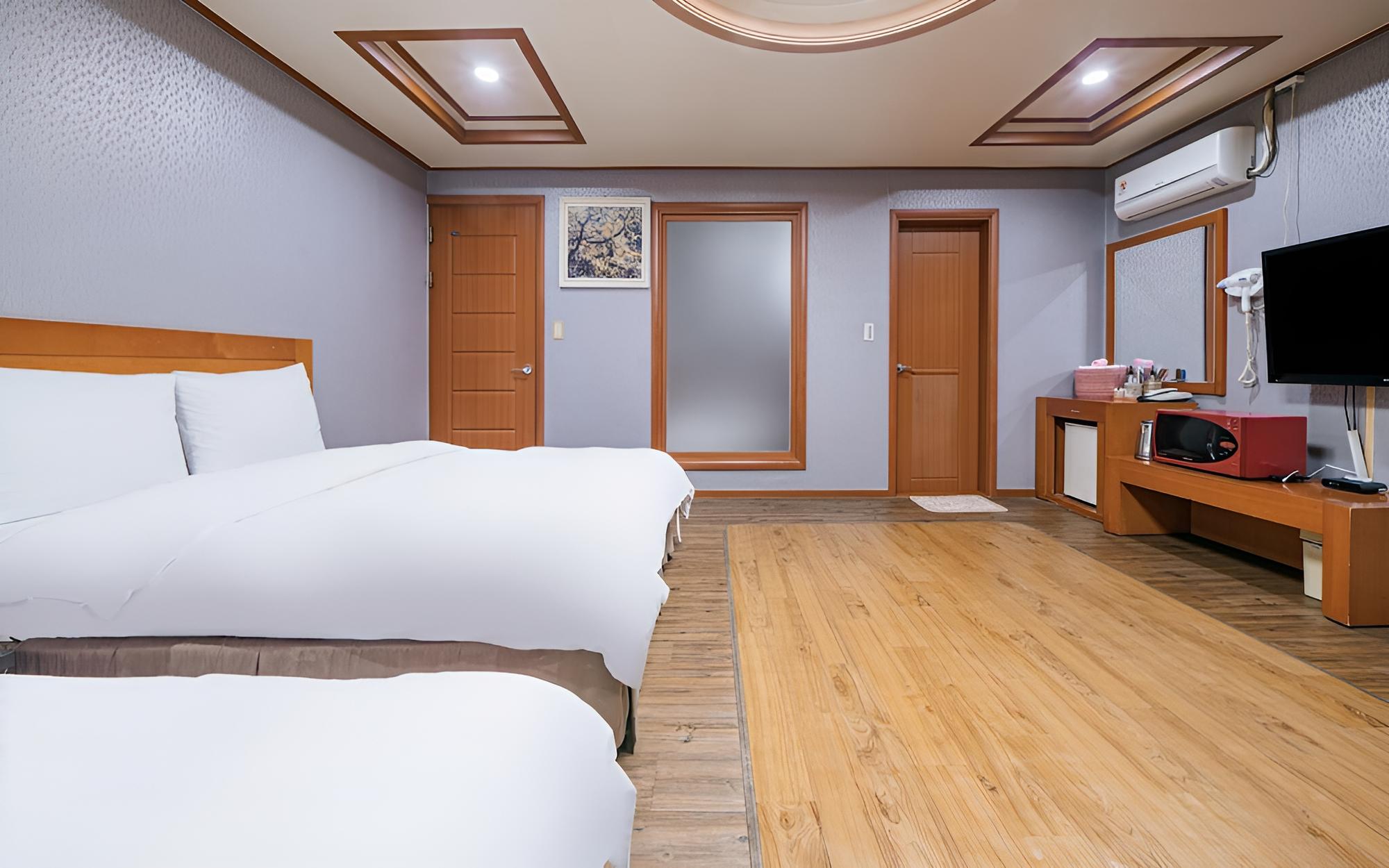 Room (Family Room A (Double + Double + Ondo) - Photo 5