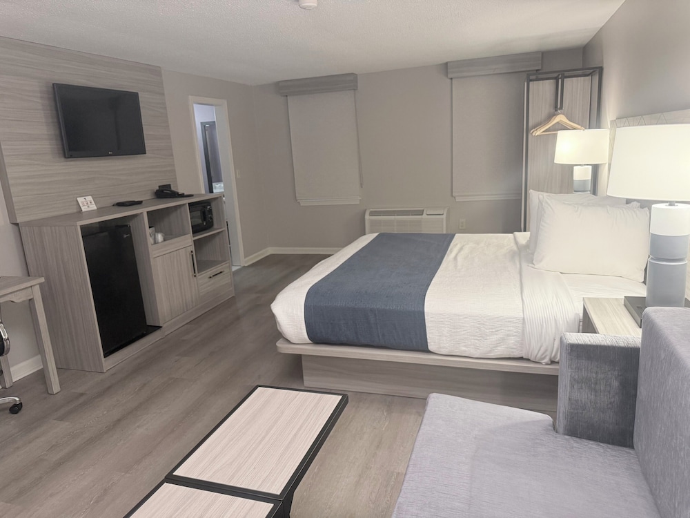Executive Suite, 1 King Bed, Non Smoking photo 3