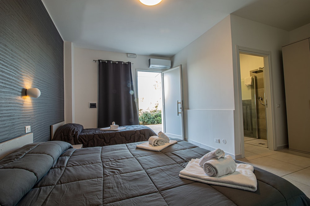 Deluxe Triple Room, Garden View - Photo 9