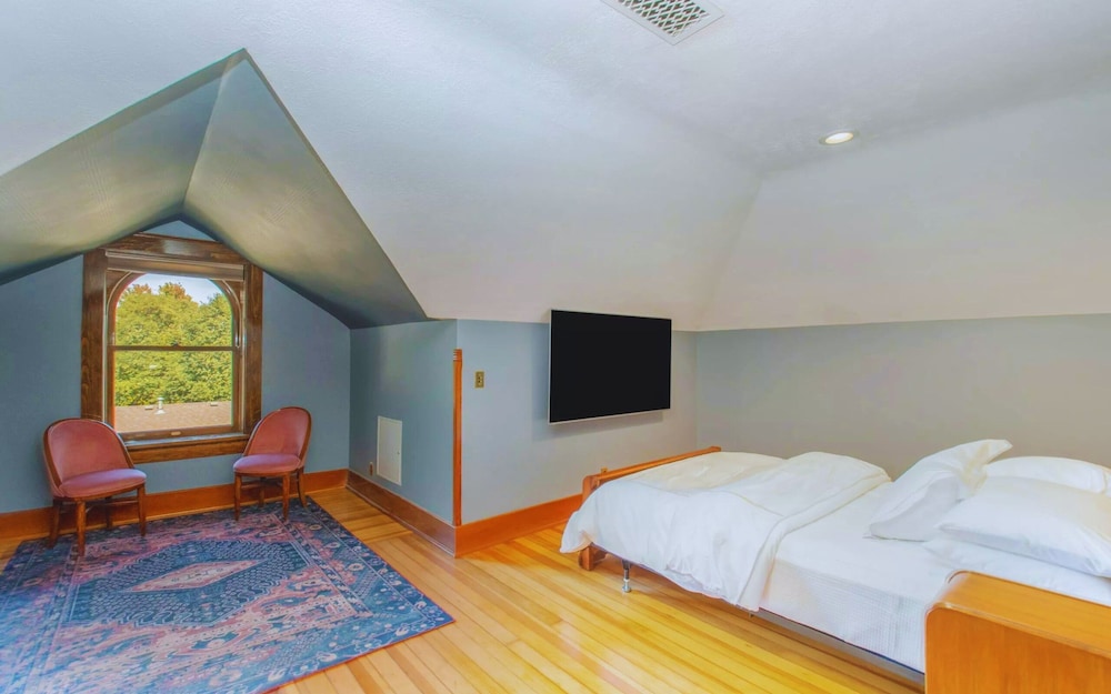 Marilyn Room photo 1