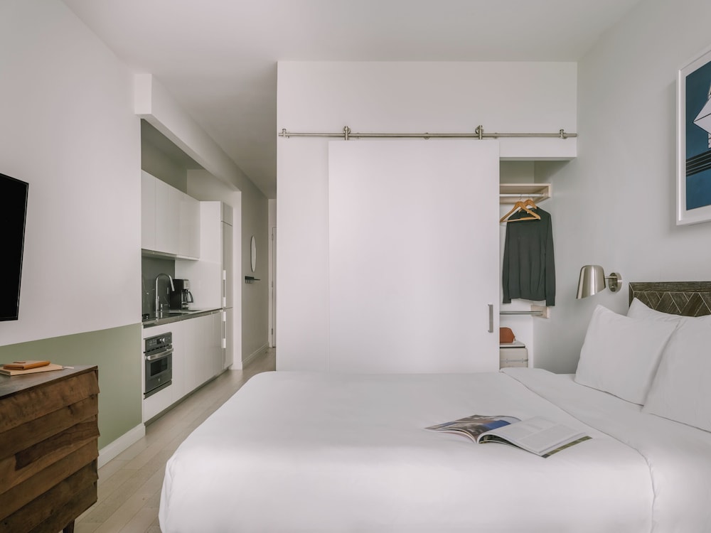 Superior Studio, 1 Queen Bed, City View photo 3