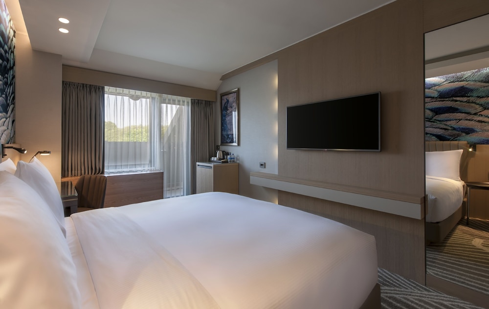 Deluxe Room, 1 Queen Bed, Balcony