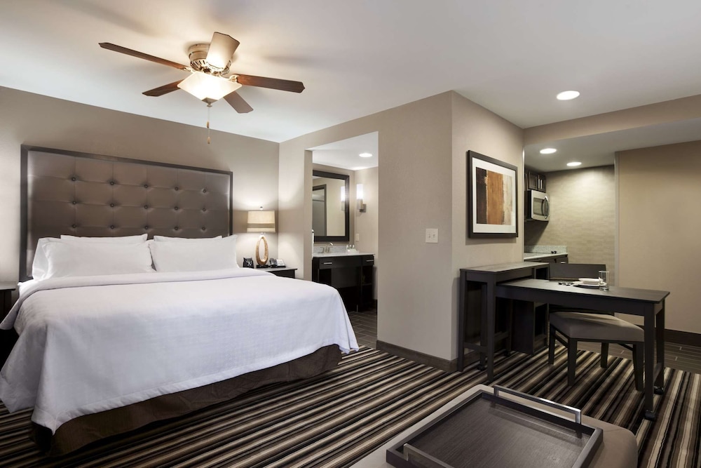 1 KING BED GRAND STUDIO SUITE Non-Smoking photo 3