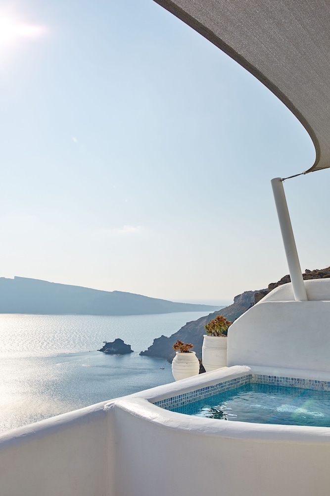 Senior Villa with Outdoor Plunge Pool and Caldera View - Photo 16