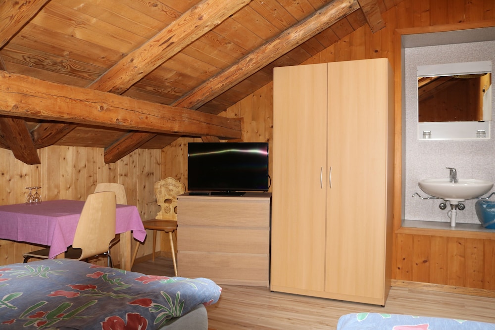 Twin Room, 2 Twin Beds, Shared Bathroom photo 2