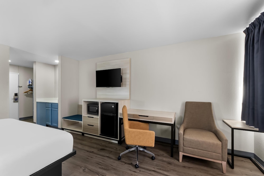 Room, 1 King Bed, Accessible, Non Smoking (Dog-Friendly) - Photo 4