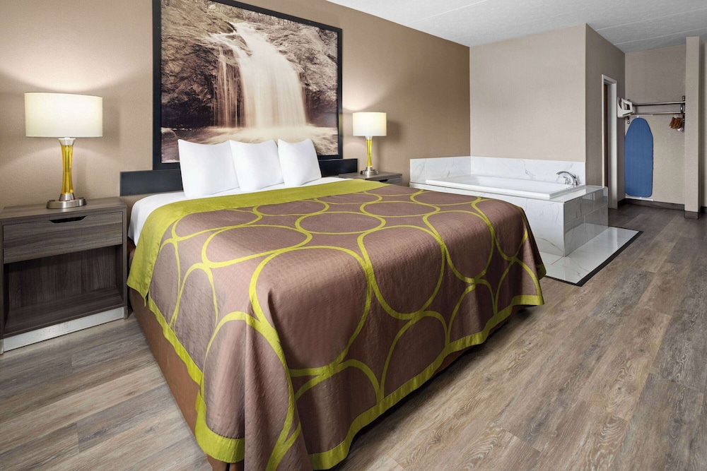 Deluxe Studio Suite, 1 King Bed, Non Smoking, Hot Tub - Photo 3