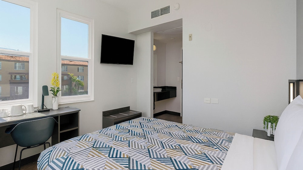Premium Room, 1 Queen Bed, Accessible, Non Smoking photo 3