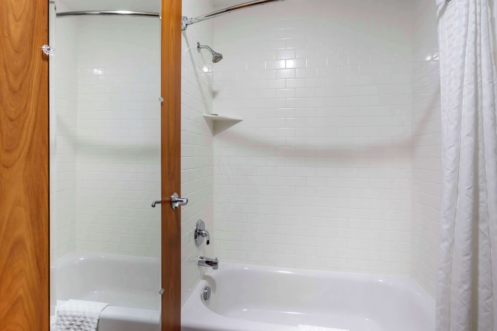 Standard Room, 1 Queen Bed, Accessible, Bathtub - Photo 3