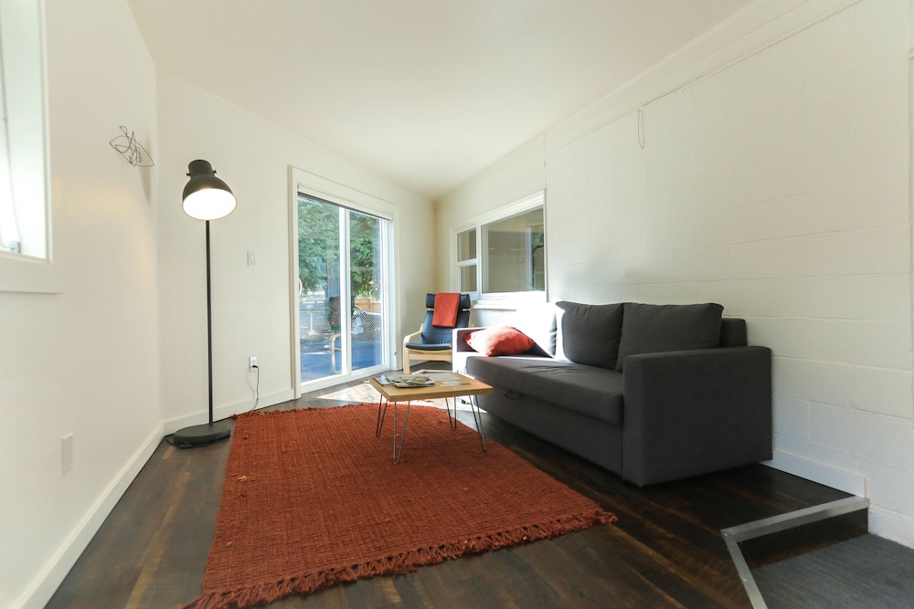 Suite, 1 Bedroom, Refrigerator photo 3