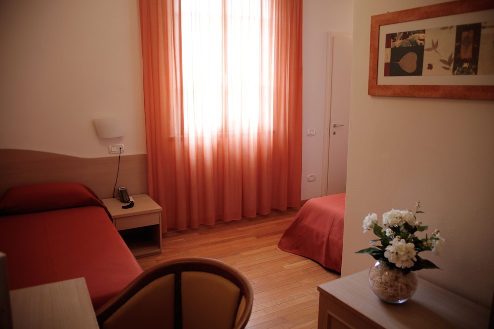 Comfort Room, 2 Twin Beds, Pool View - Photo 2