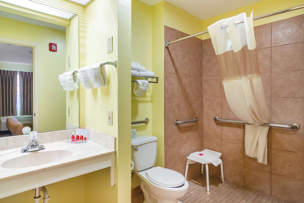 Standard Room, 1 King Bed, Accessible, Ground Floor