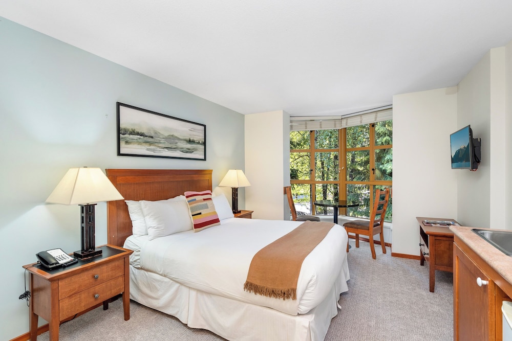 Deluxe Studio, 1 Queen Bed, Kitchenette, Garden View