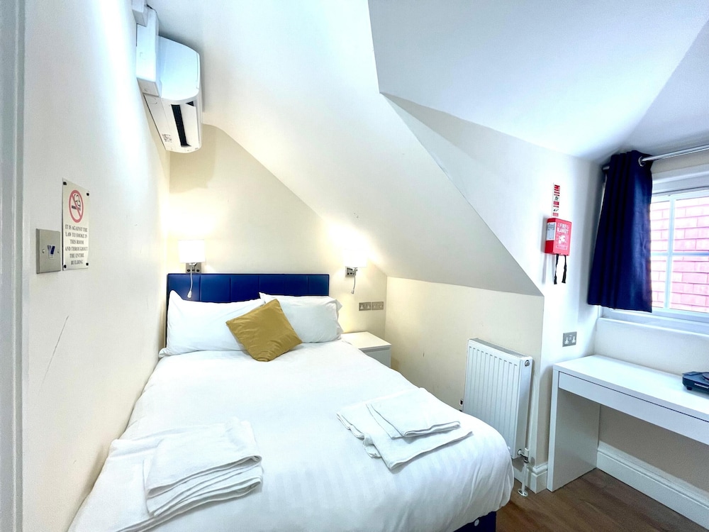 Double Room, Private Bathroom (With 15 Day Parking ) photo 1