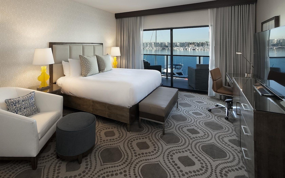 Deluxe Room, 1 King Bed, Balcony, Marina View photo 2