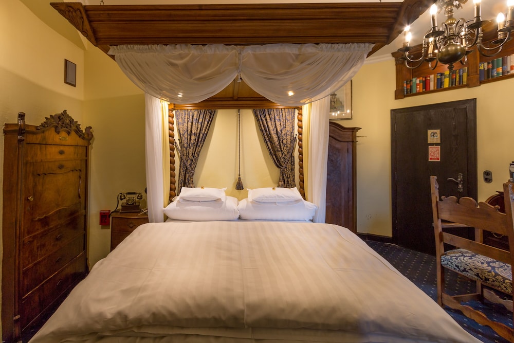 Romantic Double Room, Tower