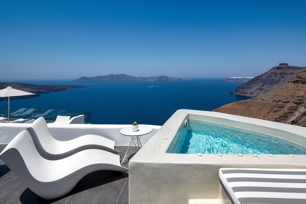 Superior Suite with Outdoor Jacuzzi - Photo 8