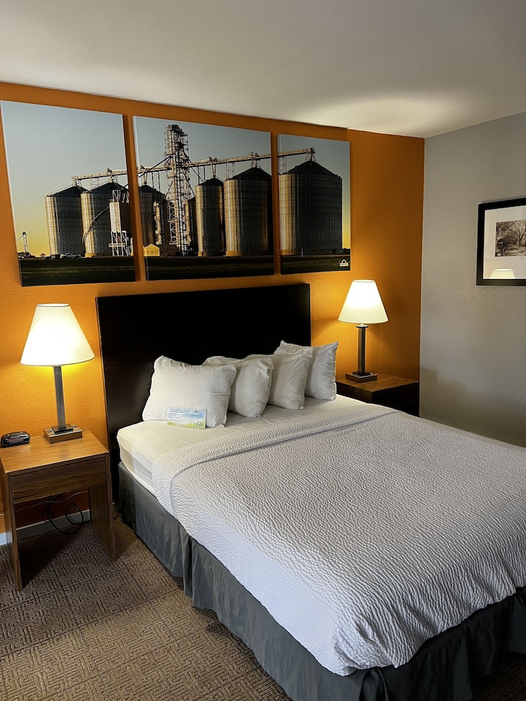 Standard Room, 1 Queen Bed, Smoking - Photo 7