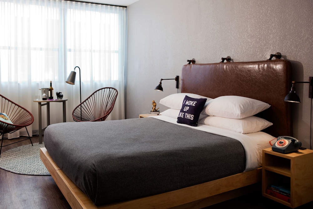 Room, 1 King Bed (Hearing Accessible) - Photo 1