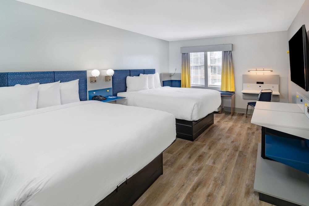 Standard Room, 2 Queen Beds photo 2